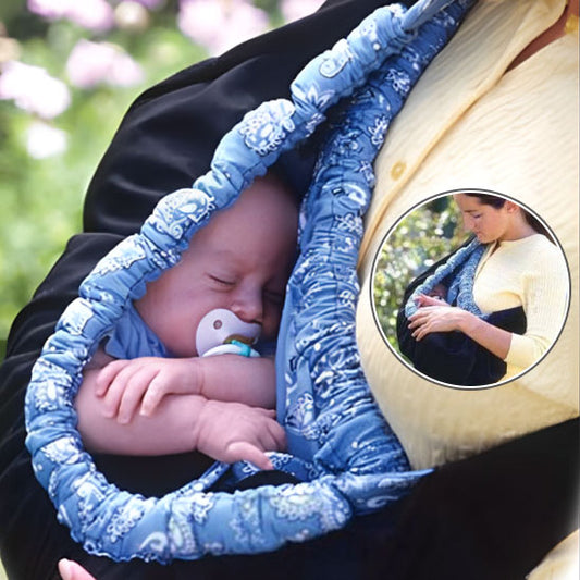 bebe qui fait dodo dans echarpe de portage sur maman