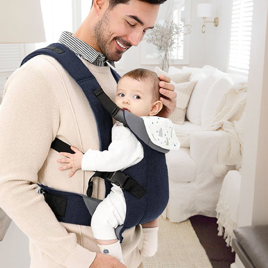 porte bebe avec papa qui sourit avec bebe